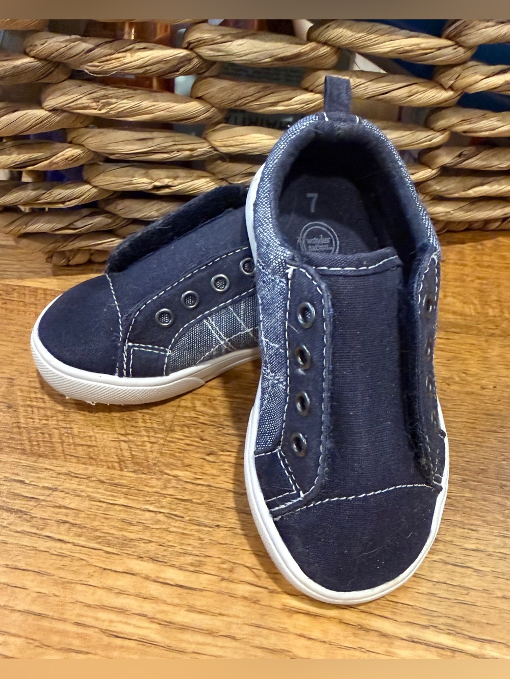 Boys 7 wonder nation Velcro slip on tennis shoes sneakers Navy and white.
